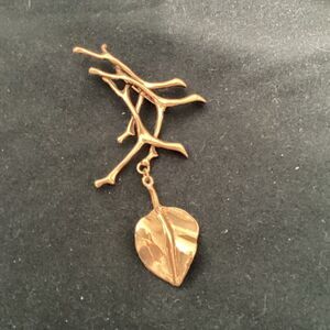 Carole Tanenbaum (unsigned) vintage leaf and branch brooch. J0087